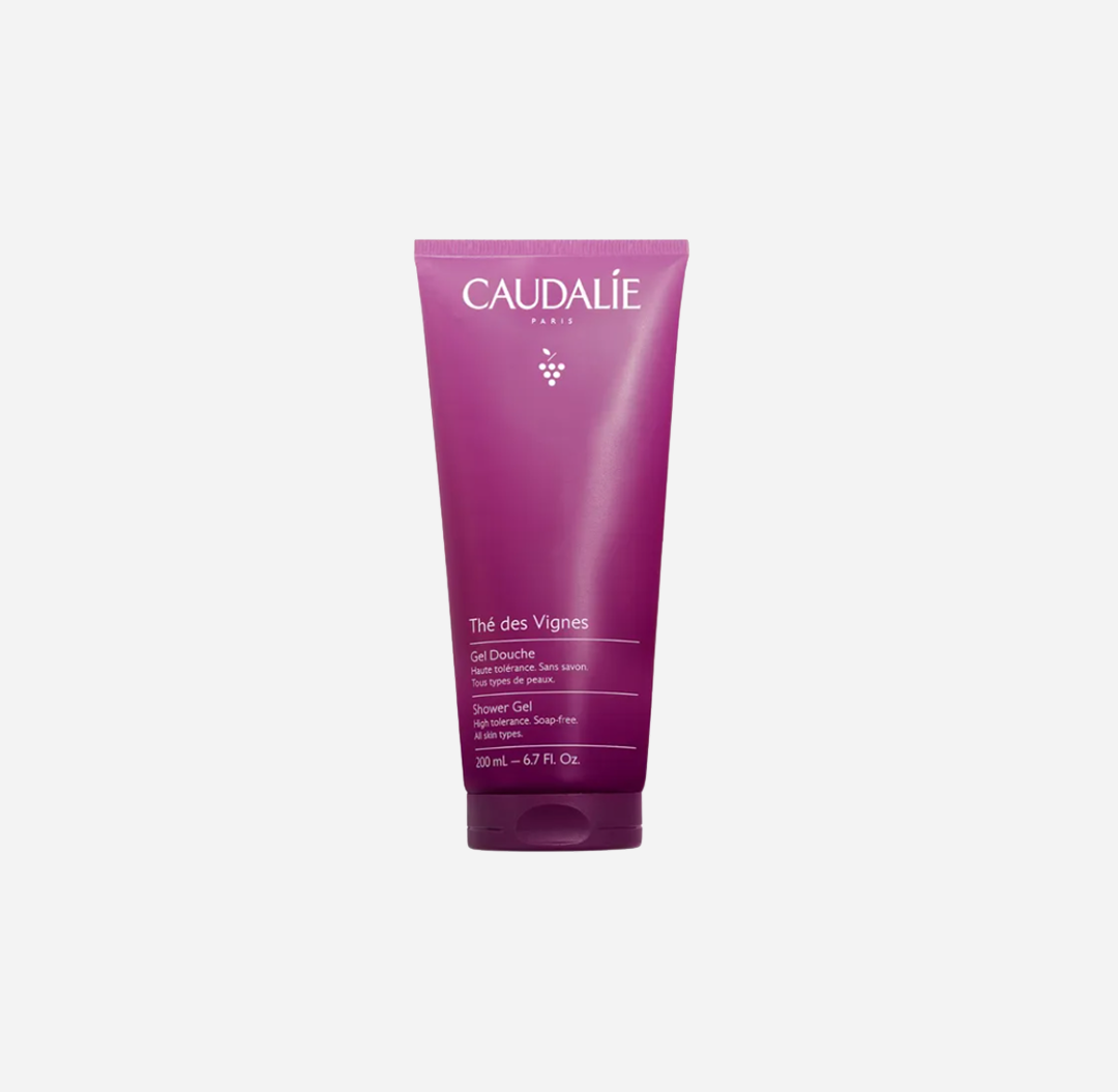 Le Gel Douche Caudalie Thé des Vignes, disponible sur Navie Shop, est un incontournable de la skincare au Gabon pour une routine de soins visage et corps tout en douceur. Enrichi en aloe vera et formulé sans savon, il nettoie délicatement la peau tout en respectant son équilibre naturel. Son parfum envoûtant mêle des notes de musc blanc, de néroli et de gingembre, offrant un moment de bien-être et de relaxation sous la douche.