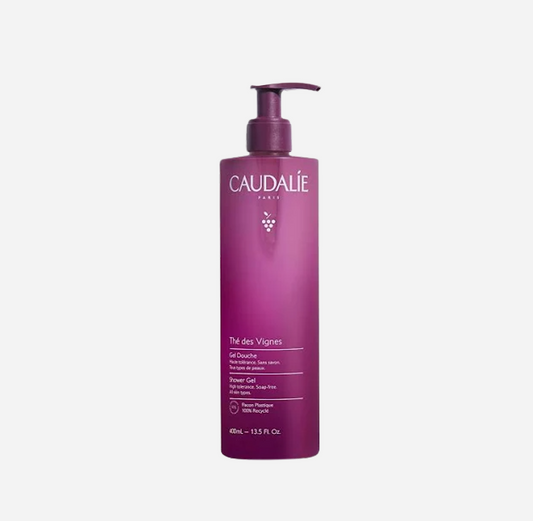 Le Gel Douche Caudalie Thé des Vignes, disponible sur Navie Shop, est un incontournable de la skincare au Gabon pour une routine de soins visage et corps tout en douceur. Enrichi en aloe vera et formulé sans savon, il nettoie délicatement la peau tout en respectant son équilibre naturel. Son parfum envoûtant mêle des notes de musc blanc, de néroli et de gingembre, offrant un moment de bien-être et de relaxation sous la douche.